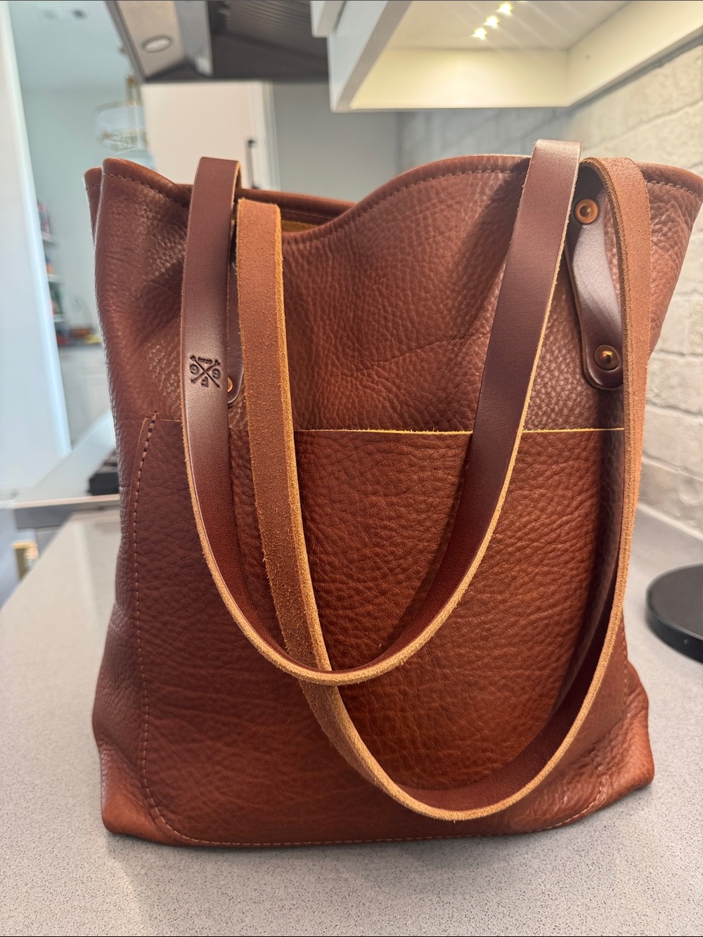 Avery Tote Slim - saddle color